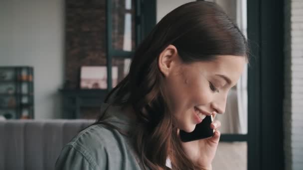 Riendo Feliz Mujer Embarazada Hablando Por Teléfono Móvil Interior Casa — Vídeo de stock