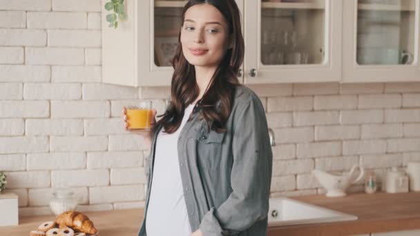 Mujer Embarazada Positiva Bebiendo Jugo Cocina Interior Casa — Vídeos de Stock