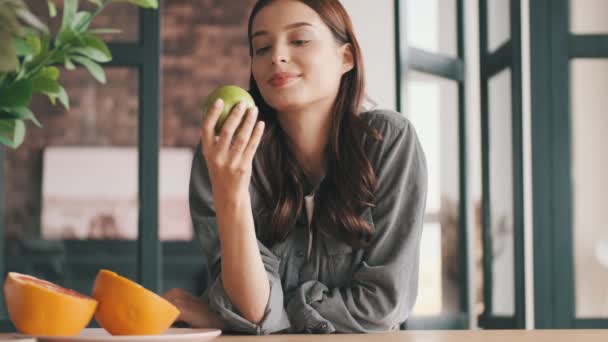 Feliz Joven Sentada Cocina Con Manzana Casa — Vídeo de stock