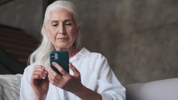 Concentrato Donna Anziana Utilizzando Telefono Cellulare Chiuso Casa — Video Stock