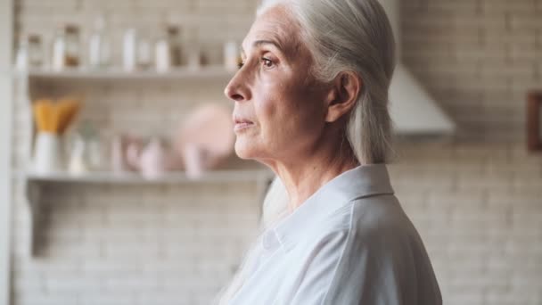 Positieve Senior Vrouw Zoek Camera Keuken Binnen Thuis — Stockvideo