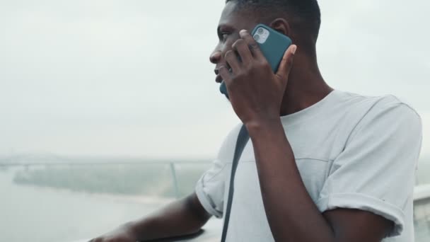 Nöjd Afrikansk Amerikansk Man Pratar Sin Smartphone Står Utanför Staden — Stockvideo