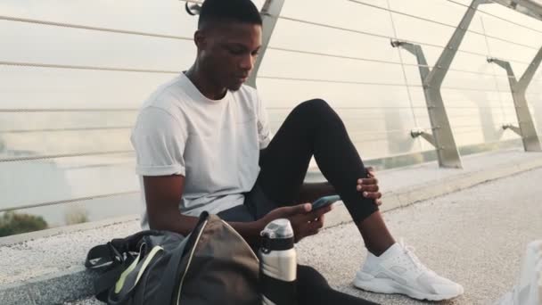 Homem Americano Africano Focado Calma Está Usando Seu Smartphone Sentado — Vídeo de Stock