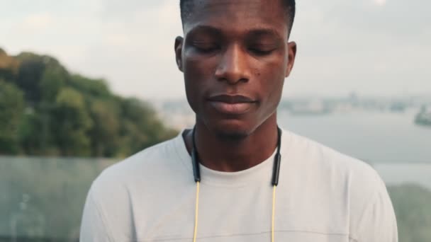 Homme Afro Américain Calme Avec Des Écouteurs Regarde Côté Tout — Video