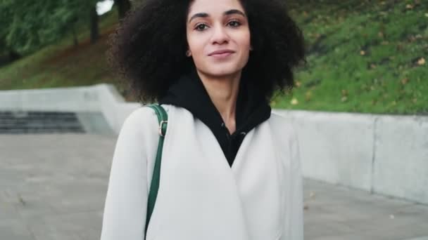 Una Donna Riccia Americana Felice Sta Camminando Fuori Sul Parco — Video Stock