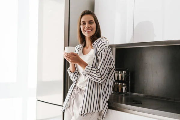 Joven Hermosa Mujer Caucásica Sonriendo Tomando Café Casa — Foto de Stock