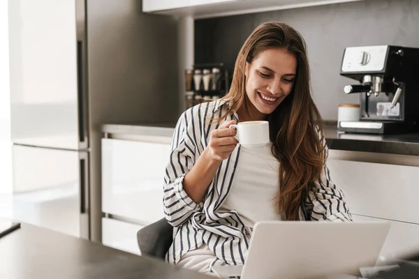 Joven Hermosa Mujer Caucásica Que Trabaja Ordenador Portátil Beber Café — Foto de Stock