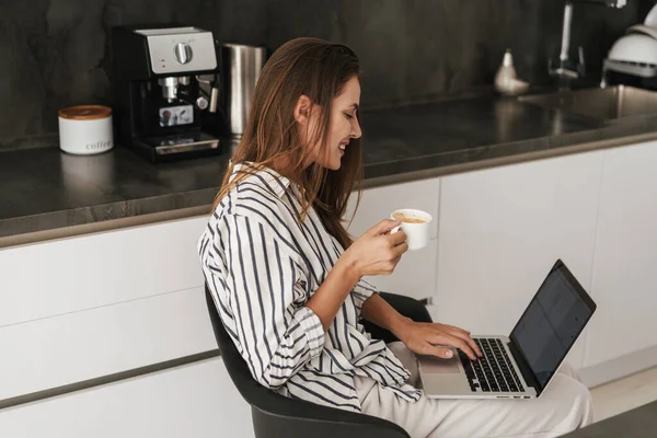 Giovane Bella Donna Caucasica Che Lavora Sul Computer Portatile Beve — Foto Stock