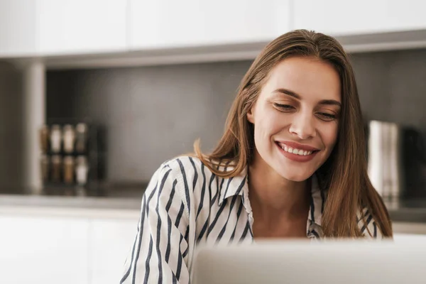 Jovem Bela Mulher Caucasiana Sorrindo Enquanto Trabalhava Laptop Casa — Fotografia de Stock