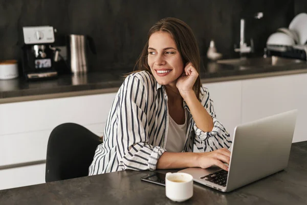 Joven Hermosa Mujer Caucásica Sonriendo Mientras Trabaja Ordenador Portátil Casa —  Fotos de Stock