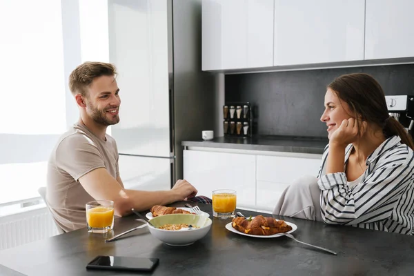 Joven Hermosa Pareja Caucásica Sentada Mesa Mientras Desayuna Casa — Foto de Stock