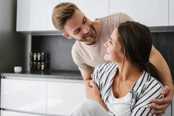 Joven Hermosa Pareja Caucásica Ropa Ocio Sonriendo Abrazándose Juntos Casa — Foto de Stock