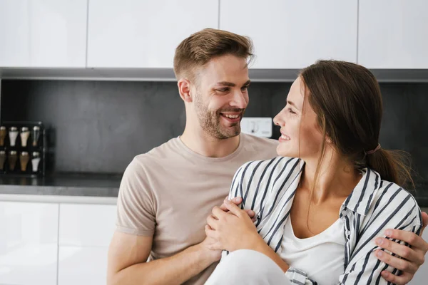 Joven Hermosa Pareja Caucásica Ropa Ocio Sonriendo Abrazándose Juntos Casa — Foto de Stock