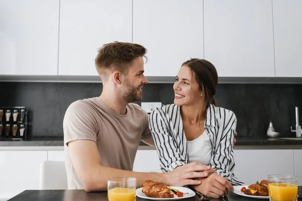 Young Beautiful Caucasian Couple Sitting Table While Having Breakfast Home — Stock Photo, Image