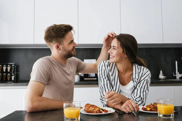 Young Beautiful Caucasian Couple Sitting Table While Having Breakfast Home — Stock Photo, Image