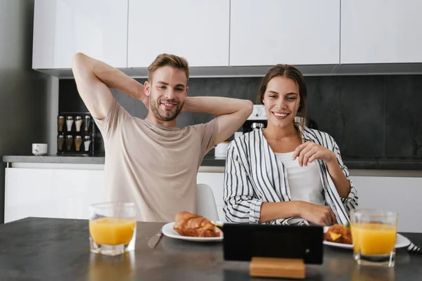 Joven Pareja Caucásica Mirando Juntos Teléfono Celular Mientras Desayunan Casa — Foto de Stock