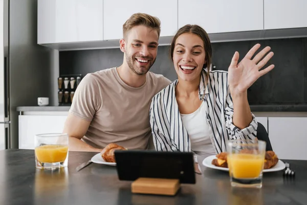 Giovane Coppia Caucasica Che Saluta Cellulare Mentre Colazione Casa — Foto Stock