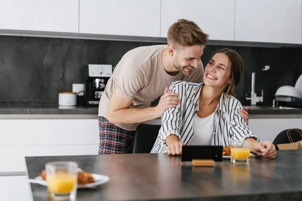 Jong Kaukasisch Paar Zoek Naar Mobiele Telefoon Samen Tijdens Het — Stockfoto