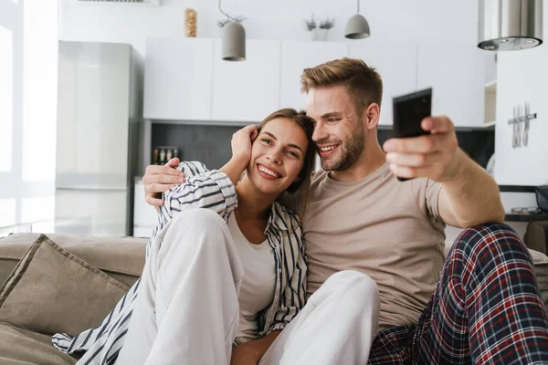 Junges Kaukasisches Paar Sitzt Auf Sofa Und Hält Fernbedienung Der — Stockfoto