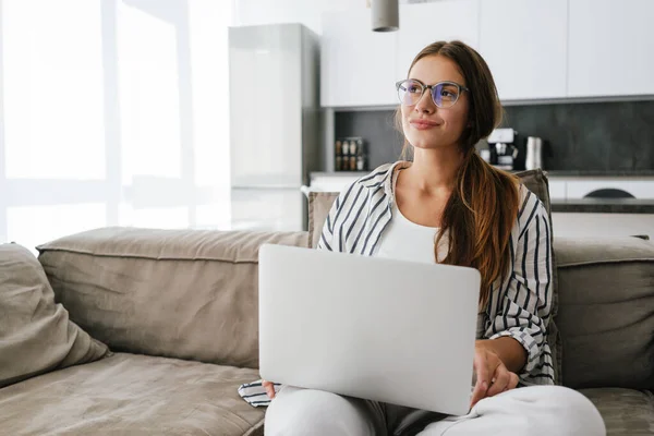 Ung Kaukasisk Glad Kvinna Ler Och Använder Laptop När Sitter — Stockfoto