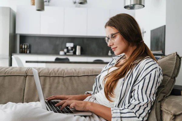 Ung Kaukasisk Glad Kvinna Ler Och Använder Laptop När Sitter — Stockfoto