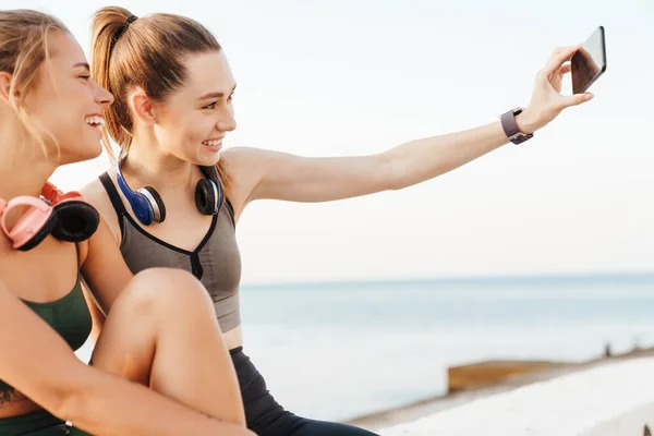 Fotografie Úžasné Mladé Fitness Sportovní Ženy Přátelé Sedí Venku Přičemž — Stock fotografie