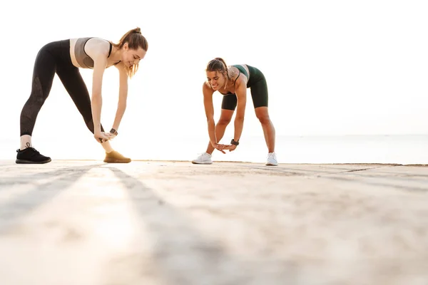 Imagen Jóvenes Mujeres Deportivas Concentradas Amigas Aire Libre Haciendo Ejercicios — Foto de Stock