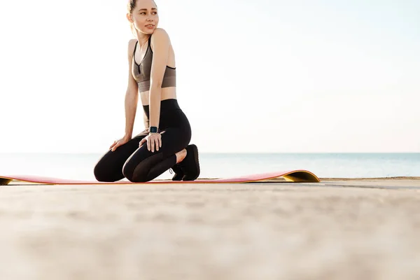 Image Young Amazing Fitness Woman Outdoors Sitting Fitness Rug — Stock Photo, Image