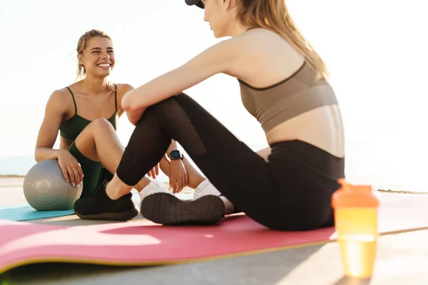 Immagine Belle Amiche Sportive All Aperto Che Riposano Tappeto Parlano — Foto Stock