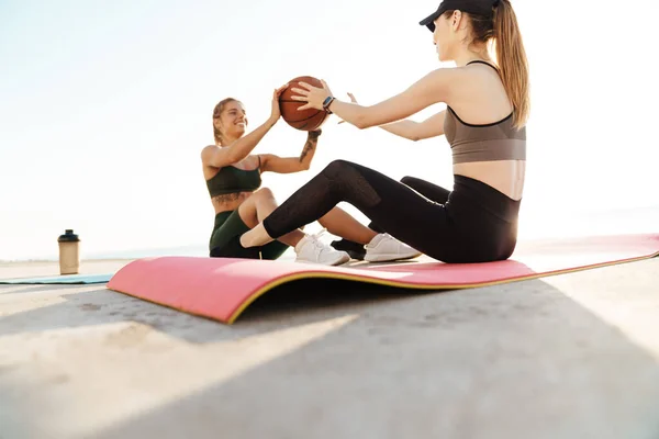 Foto Von Glücklichen Sportlerinnen Freien Die Sport Mit Ball Auf — Stockfoto