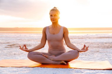 Genç Kafkas kadın dışarıda spor yaparken yoga yapıyor.