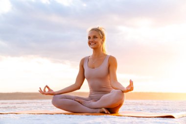 Genç Kafkas kadın dışarıda spor yaparken yoga yapıyor.