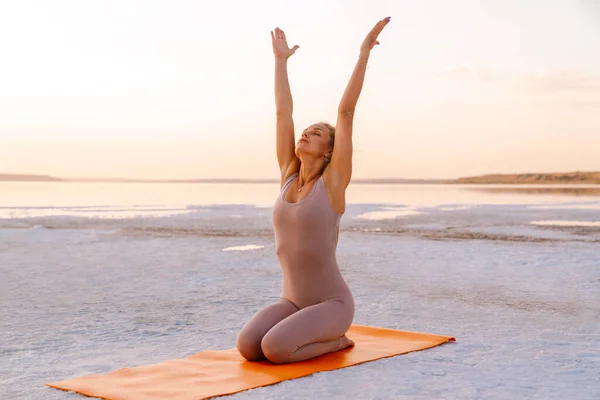 Junge Kaukasische Frau Praktiziert Yoga Während Sie Freien Auf Einer — Stockfoto