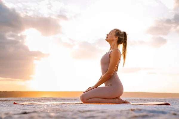 Mujer Caucásica Joven Practicando Yoga Mientras Hace Ejercicio Esterilla Fitness — Foto de Stock