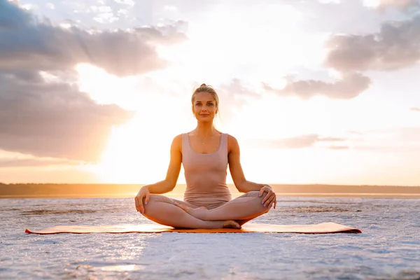 Mujer Caucásica Joven Practicando Yoga Mientras Hace Ejercicio Esterilla Fitness —  Fotos de Stock