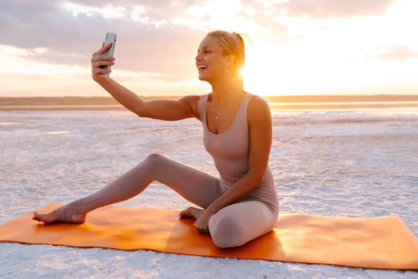 Junge Kaukasierin Macht Selfie Foto Mit Handy Beim Training Auf — Stockfoto