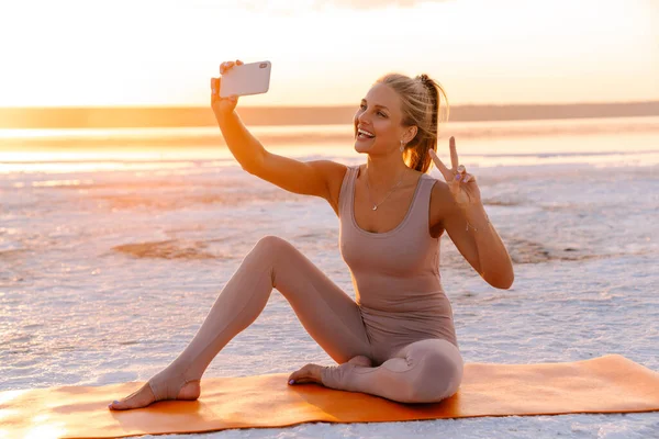 Молода Біла Жінка Фотографує Селфі Мобільному Телефоні Під Час Тренування — стокове фото
