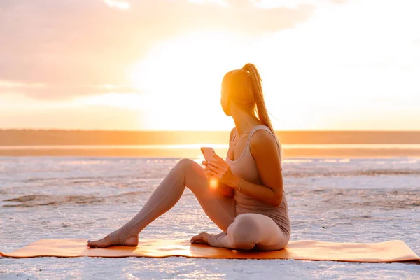 Junge Kaukasierin Mit Handy Beim Training Auf Fitnessmatte Freien — Stockfoto