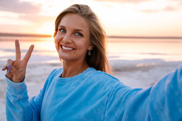 Joven Caucásica Feliz Mujer Sonriendo Gesto Signo Paz Mientras Toma — Foto de Stock