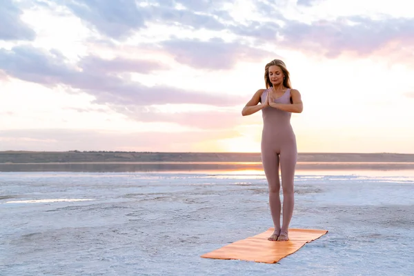 Junge Kaukasische Frau Praktiziert Yoga Während Sie Freien Auf Einer — Stockfoto