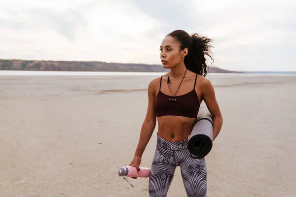 Immagine Sportswoman Afroamericana Focalizzata Posa Con Tappetino Bottiglia Acqua Sulla — Foto Stock