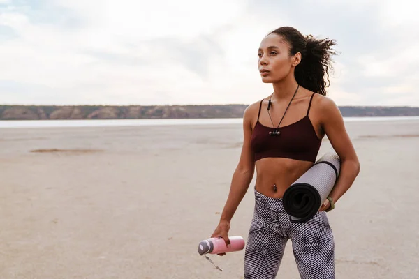 Immagine Sportswoman Afroamericana Focalizzata Posa Con Tappetino Bottiglia Acqua Sulla — Foto Stock