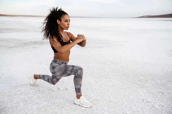 Immagine Atletica Sportiva Afroamericana Che Esercizio Mentre Lavora Sulla Natura — Foto Stock