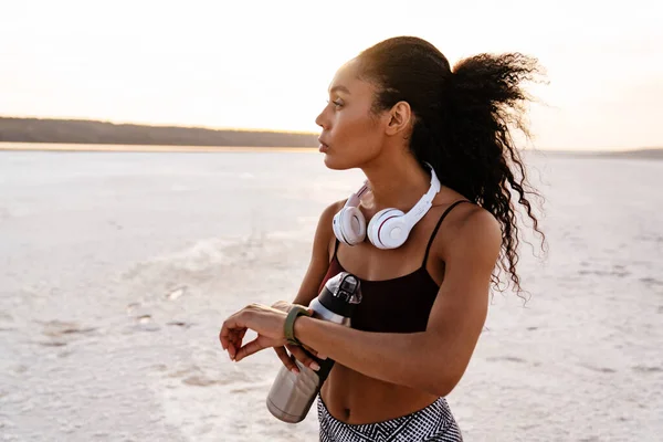 Image Young African American Sportswoman Using Smartwatch While Working Out — Stock Photo, Image