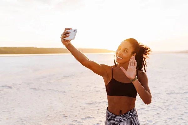 Selfie Portré Egy Fiatal Afrikai Sport Öltözött Sportruházat Strandon — Stock Fotó