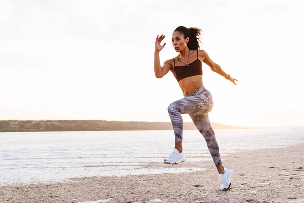 Afrikansk Amerikansk Självsäker Sport Kvinna Som Springer Stranden — Stockfoto