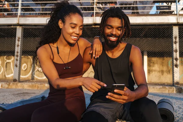 Giovane Afroamericano Uomo Donna Tuta Ginnastica Sorridente Mentre Siede All — Foto Stock