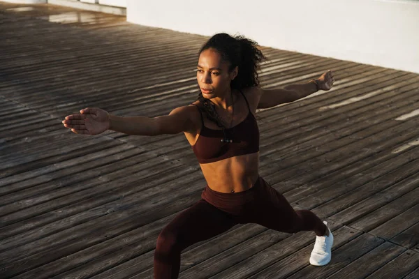 Joven Hermosa Mujer Afroamericana Concentrada Haciendo Ejercicio Aire Libre — Foto de Stock