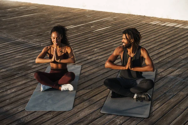 Joven Hermosa Feliz Afroamericano Hombre Mujer Practicando Yoga Aire Libre —  Fotos de Stock