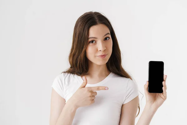 Retrato Uma Mulher Casual Feliz Mostrando Tela Smartphone Branco Isolada — Fotografia de Stock